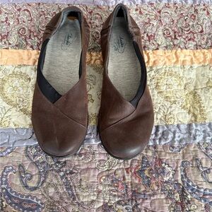 Clarks Brown Flats Suede Slip-On Loafers size 9.5